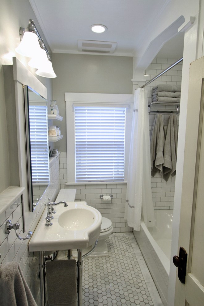 Foto di una piccola stanza da bagno american style con vasca ad alcova, piastrelle bianche, piastrelle in gres porcellanato, lavabo a consolle e doccia con tenda