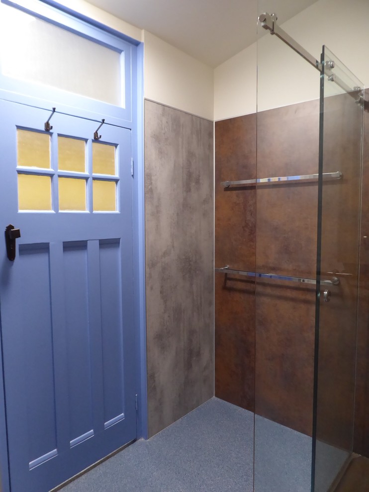 Foto di una stanza da bagno padronale bohémian di medie dimensioni con ante beige, doccia ad angolo, pareti multicolore, pavimento in vinile, pavimento blu e porta doccia scorrevole