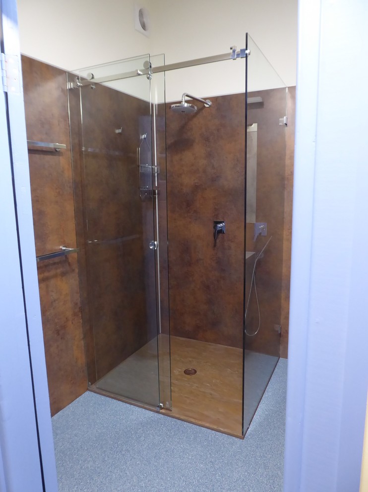 Ispirazione per una stanza da bagno padronale eclettica di medie dimensioni con ante beige, doccia ad angolo, pareti multicolore, pavimento in vinile, pavimento blu e porta doccia scorrevole