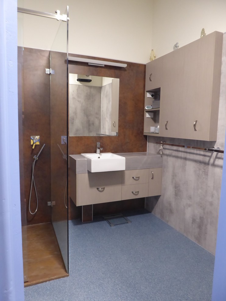 Aménagement d'une salle de bain principale éclectique de taille moyenne avec des portes de placard beiges, une douche d'angle, un mur multicolore, un sol en vinyl, un sol bleu et une cabine de douche à porte coulissante.