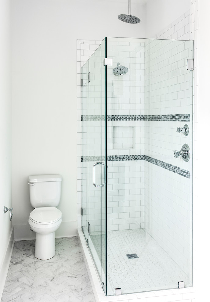 Inspiration för ett mellanstort funkis badrum med dusch, med släta luckor, svarta skåp, en dusch i en alkov, grå kakel, marmorkakel, vita väggar, marmorgolv, ett undermonterad handfat, marmorbänkskiva, grått golv och dusch med gångjärnsdörr