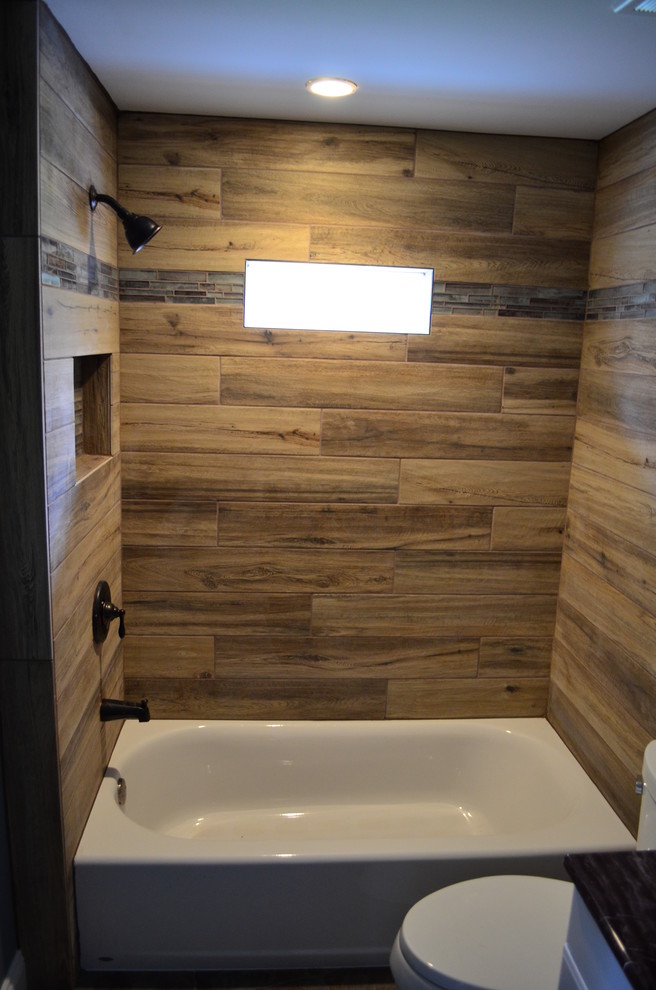 Example of a mid-sized country kids' brown tile and porcelain tile vinyl floor alcove bathtub design in Philadelphia with recessed-panel cabinets, white cabinets, a two-piece toilet, green walls, an undermount sink and marble countertops