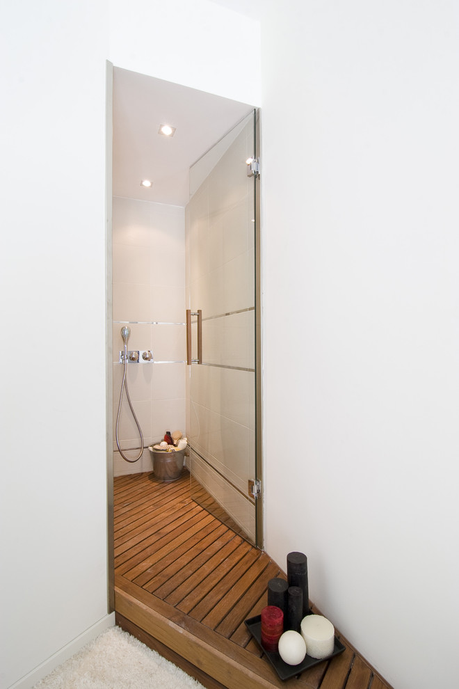На фото: ванная комната в стиле модернизм с душем в нише и белой плиткой с