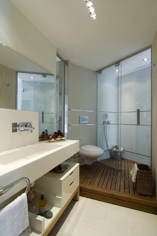 Cette image montre une salle de bain minimaliste avec WC suspendus.