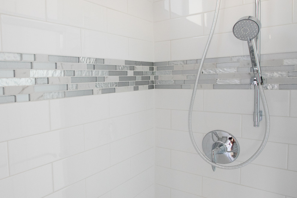 Ispirazione per una piccola stanza da bagno stile marino con doccia a filo pavimento, piastrelle bianche, piastrelle diamantate e porta doccia scorrevole