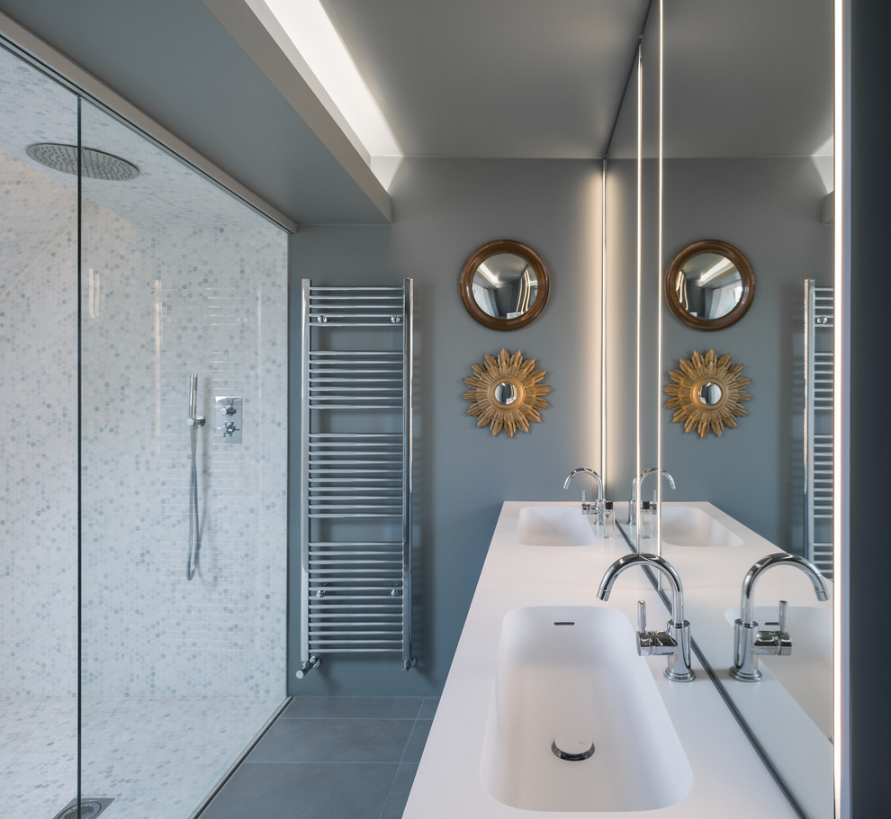 ロンドンにあるコンテンポラリースタイルのおしゃれな浴室 (アルコーブ型シャワー、グレーのタイル、白いタイル、モザイクタイル、グレーの壁、一体型シンク) の写真