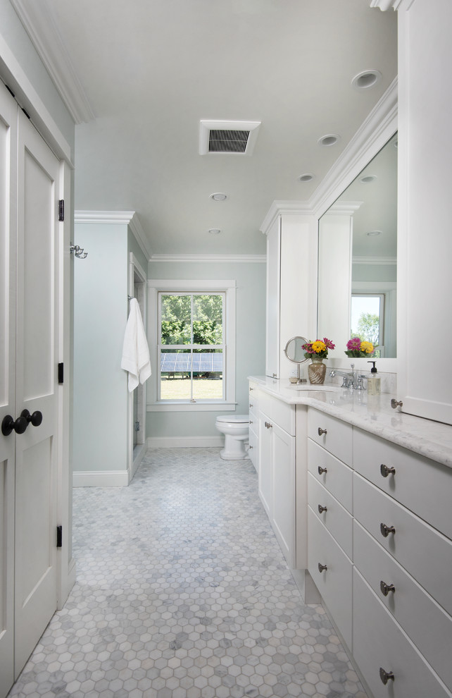 Стильный дизайн: большая главная ванная комната в стиле неоклассика (современная классика) с плоскими фасадами, белыми фасадами, зеленой плиткой, синими стенами, мраморным полом, врезной раковиной, мраморной столешницей, серым полом и серой столешницей - последний тренд