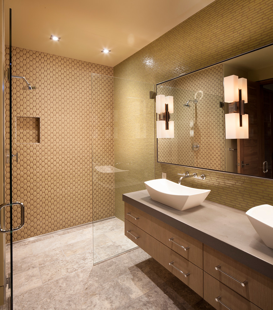 Idée de décoration pour une très grande salle de bain principale design avec une baignoire indépendante, une douche double, un carrelage multicolore, des carreaux de céramique, un mur multicolore, un sol en carrelage de céramique, une vasque, un sol gris et une cabine de douche à porte battante.