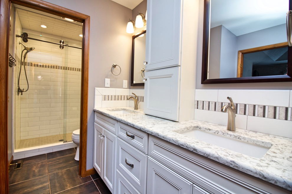Exempel på ett mellanstort klassiskt en-suite badrum, med luckor med infälld panel, vita skåp, en öppen dusch, en toalettstol med separat cisternkåpa, vit kakel, keramikplattor, grå väggar, klinkergolv i keramik, ett undermonterad handfat, bänkskiva i kvartsit, flerfärgat golv och dusch med skjutdörr