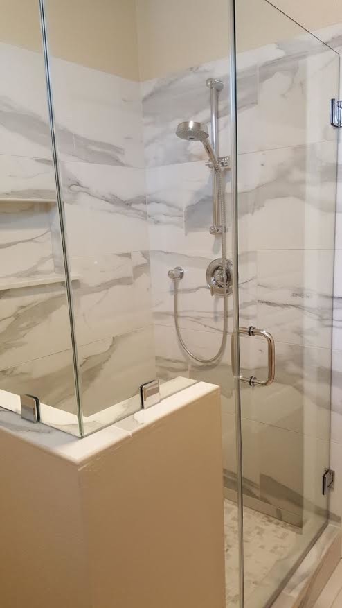 На фото: ванная комната среднего размера в стиле неоклассика (современная классика) с угловым душем, серой плиткой, белой плиткой, мраморной плиткой и душем с распашными дверями