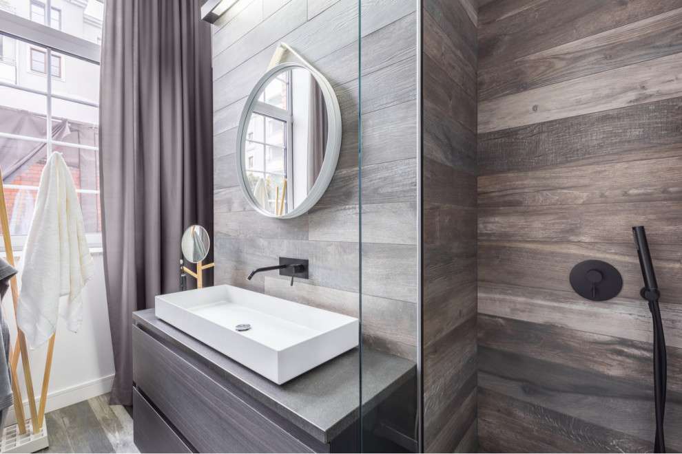 Kleines Modernes Badezimmer En Suite mit flächenbündigen Schrankfronten, grauen Schränken, bodengleicher Dusche, grauen Fliesen, Porzellanfliesen, Mineralwerkstoff-Waschtisch, Falttür-Duschabtrennung und grauer Waschtischplatte in Miami