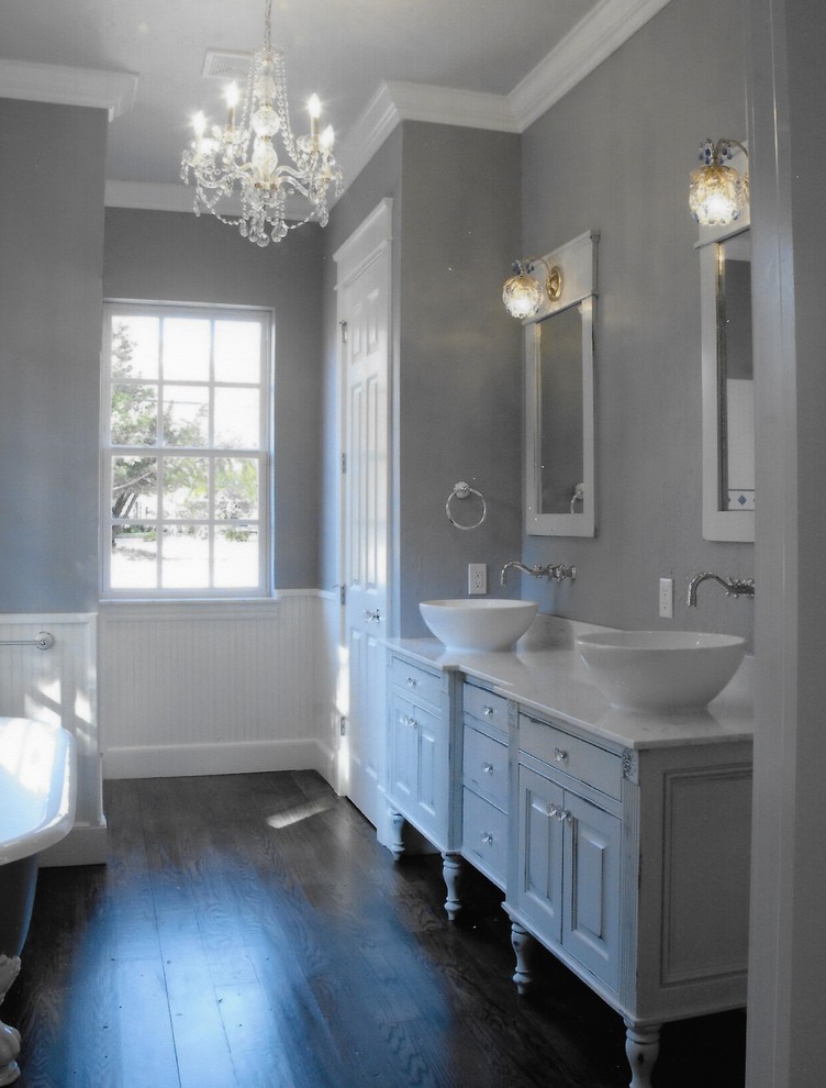 На фото: большая главная ванная комната в классическом стиле с настольной раковиной, фасадами с выступающей филенкой, синими фасадами, мраморной столешницей, угловой ванной, душем в нише, раздельным унитазом, синими стенами и темным паркетным полом с