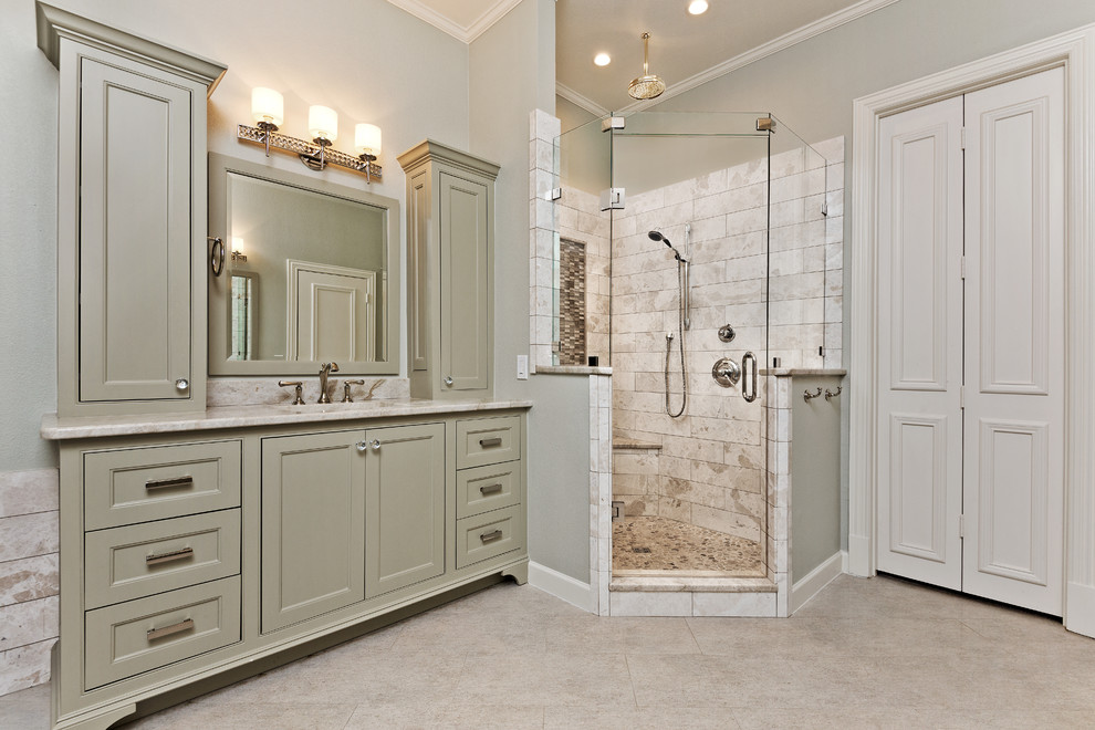 Foto på ett mellanstort vintage en-suite badrum, med ett fristående badkar, en hörndusch, ett undermonterad handfat, gröna skåp, beige kakel, grå väggar, klinkergolv i porslin, luckor med profilerade fronter, stenkakel, granitbänkskiva och dusch med gångjärnsdörr