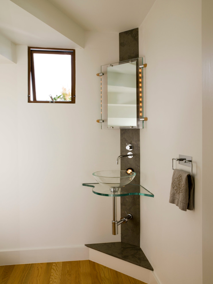 Immagine di una stanza da bagno con doccia moderna di medie dimensioni con pareti bianche, lavabo a bacinella e top in vetro