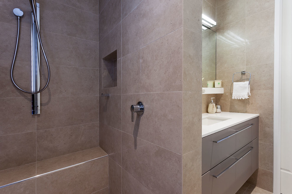 Esempio di una stanza da bagno minimal di medie dimensioni con top in quarzo composito e piastrelle beige