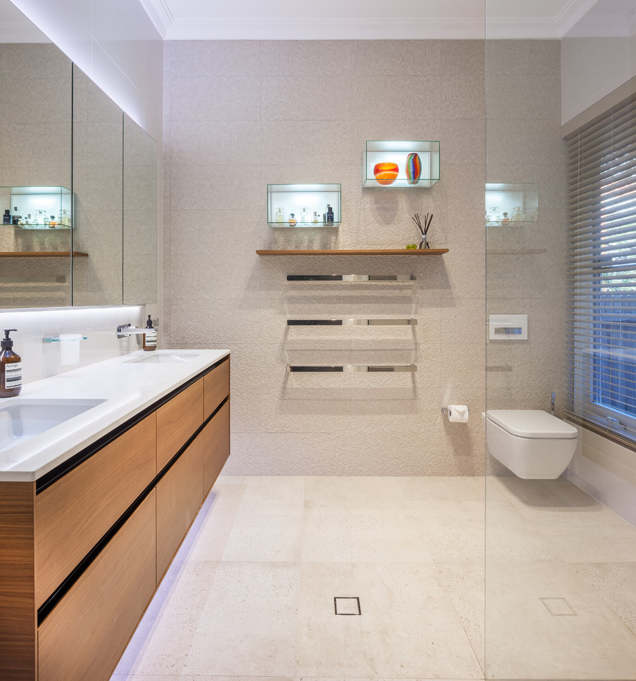 Foto di una stanza da bagno design con ante lisce, ante in legno scuro, doccia aperta, WC sospeso, pareti beige, lavabo sottopiano e doccia aperta