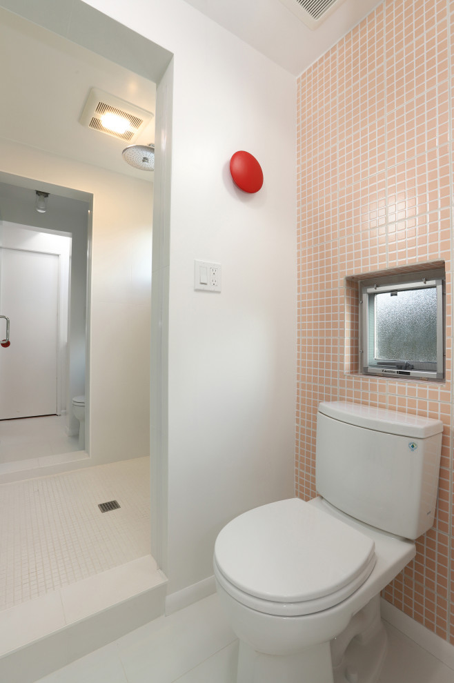 Источник вдохновения для домашнего уюта: маленькая главная ванная комната в стиле модернизм с плоскими фасадами, белыми фасадами, двойным душем, раздельным унитазом, белой плиткой, керамогранитной плиткой, белыми стенами, полом из керамогранита, накладной раковиной, столешницей из искусственного кварца, белым полом, душем с распашными дверями и белой столешницей для на участке и в саду