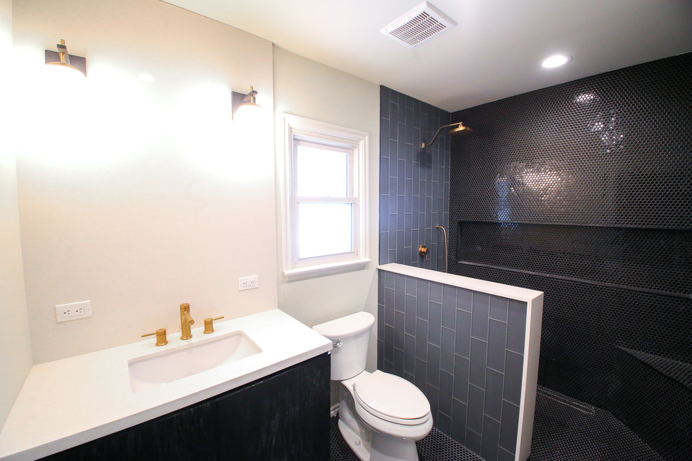 Пример оригинального дизайна: маленькая главная ванная комната в стиле неоклассика (современная классика) с плоскими фасадами, черными фасадами, открытым душем, унитазом-моноблоком, черной плиткой, керамической плиткой, белыми стенами, полом из керамической плитки, монолитной раковиной, столешницей из кварцита, черным полом, открытым душем и белой столешницей для на участке и в саду