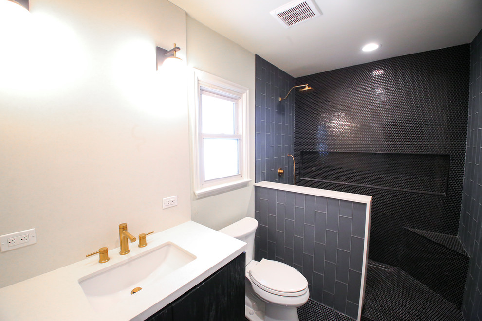 Стильный дизайн: маленькая главная ванная комната в стиле неоклассика (современная классика) с плоскими фасадами, черными фасадами, открытым душем, унитазом-моноблоком, черной плиткой, керамической плиткой, белыми стенами, полом из керамической плитки, монолитной раковиной, столешницей из кварцита, черным полом, открытым душем и белой столешницей для на участке и в саду - последний тренд