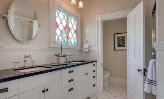 Modernes Badezimmer mit weißen Schränken, Duschnische und Unterbauwaschbecken in San Francisco