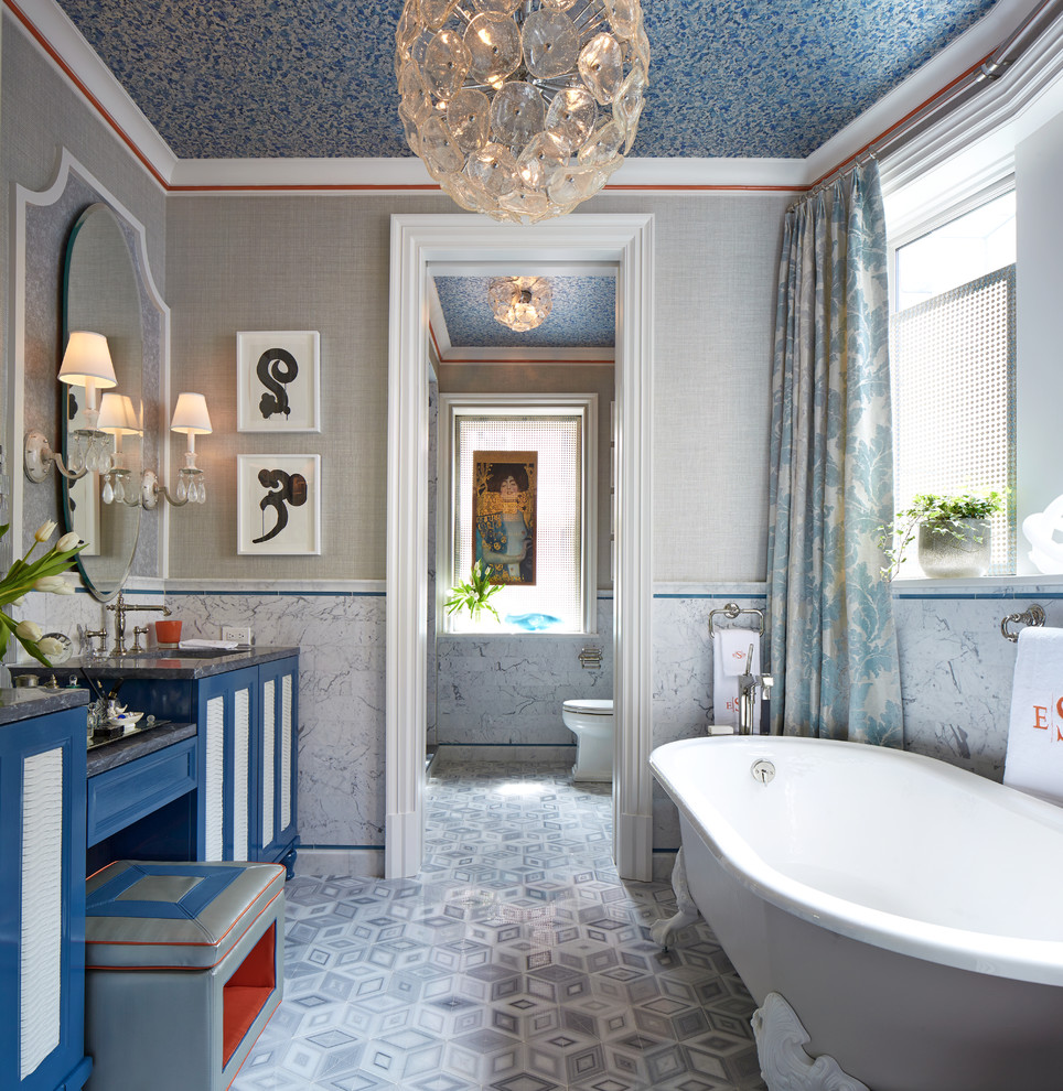 На фото: главная ванная комната в стиле неоклассика (современная классика) с синими фасадами, ванной на ножках, серыми стенами, окном и фасадами с утопленной филенкой