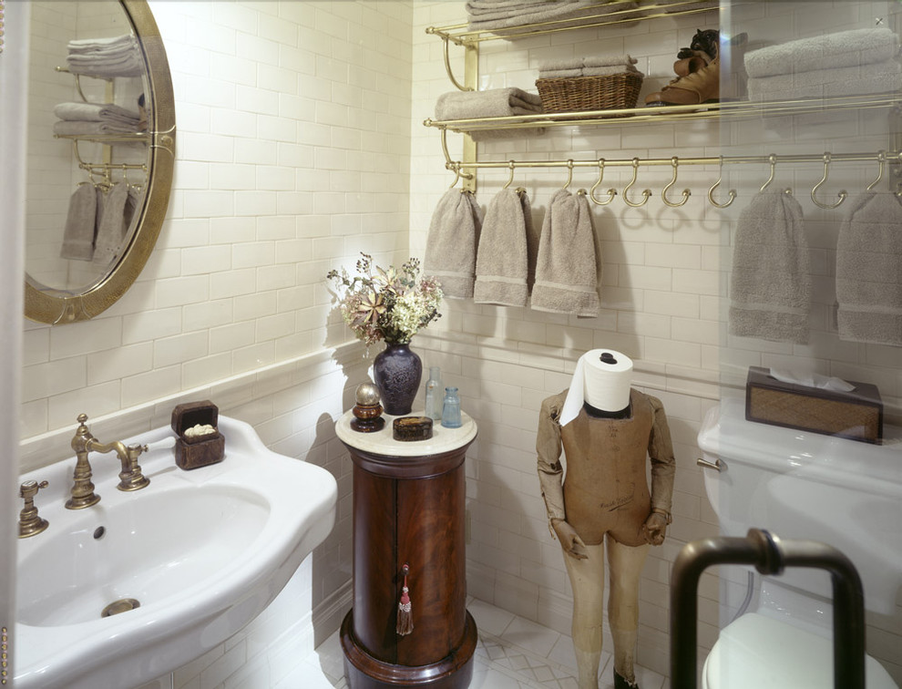 Foto på ett vintage badrum, med tunnelbanekakel