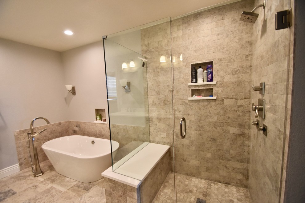Klassisk inredning av ett stort en-suite badrum, med luckor med infälld panel, grå skåp, ett fristående badkar, en hörndusch, grå kakel, stenkakel, travertin golv, ett undermonterad handfat, bänkskiva i kvarts, beige väggar, flerfärgat golv och dusch med gångjärnsdörr