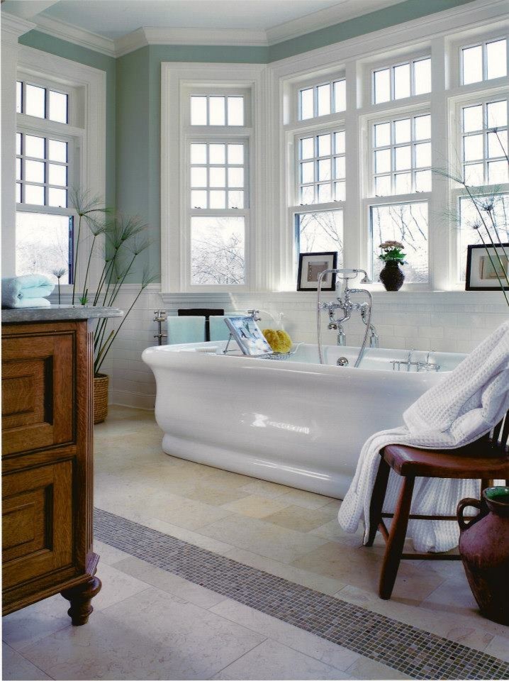 Foto de cuarto de baño tradicional de tamaño medio con lavabo bajoencimera, bañera exenta, ducha esquinera, sanitario de dos piezas y suelo de piedra caliza