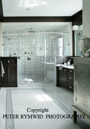 Modelo de cuarto de baño contemporáneo de tamaño medio con armarios con paneles empotrados, puertas de armario de madera en tonos medios, encimera de mármol, ducha doble y baldosas y/o azulejos grises