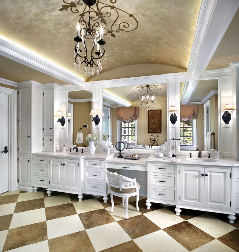 ダラスにある地中海スタイルのおしゃれな浴室 (アンダーカウンター洗面器、レイズドパネル扉のキャビネット、白いキャビネット、ベージュの壁) の写真