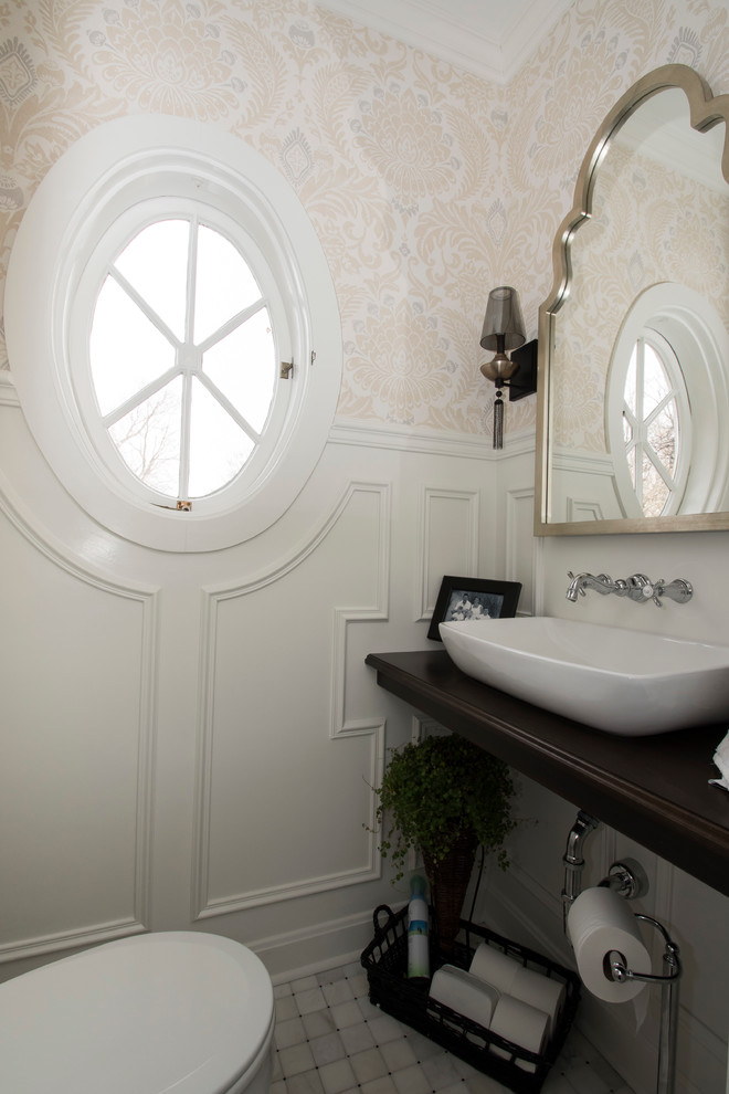 Modelo de cuarto de baño clásico con armarios abiertos, baldosas y/o azulejos blancos, baldosas y/o azulejos en mosaico, aseo y ducha, lavabo sobreencimera y encimera de madera