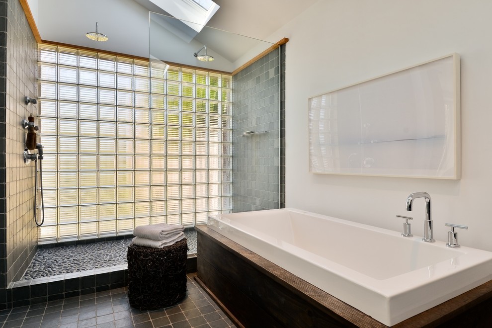 Ejemplo de cuarto de baño principal contemporáneo con bañera encastrada, ducha doble, baldosas y/o azulejos grises, suelo de baldosas tipo guijarro y paredes blancas