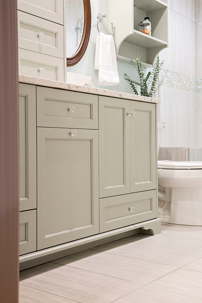 Пример оригинального дизайна: ванная комната среднего размера в стиле шебби-шик с фасадами с утопленной филенкой, зелеными фасадами, унитазом-моноблоком, серой плиткой, керамической плиткой, синими стенами, полом из керамической плитки, душевой кабиной, врезной раковиной, столешницей из кварцита, серым полом и разноцветной столешницей