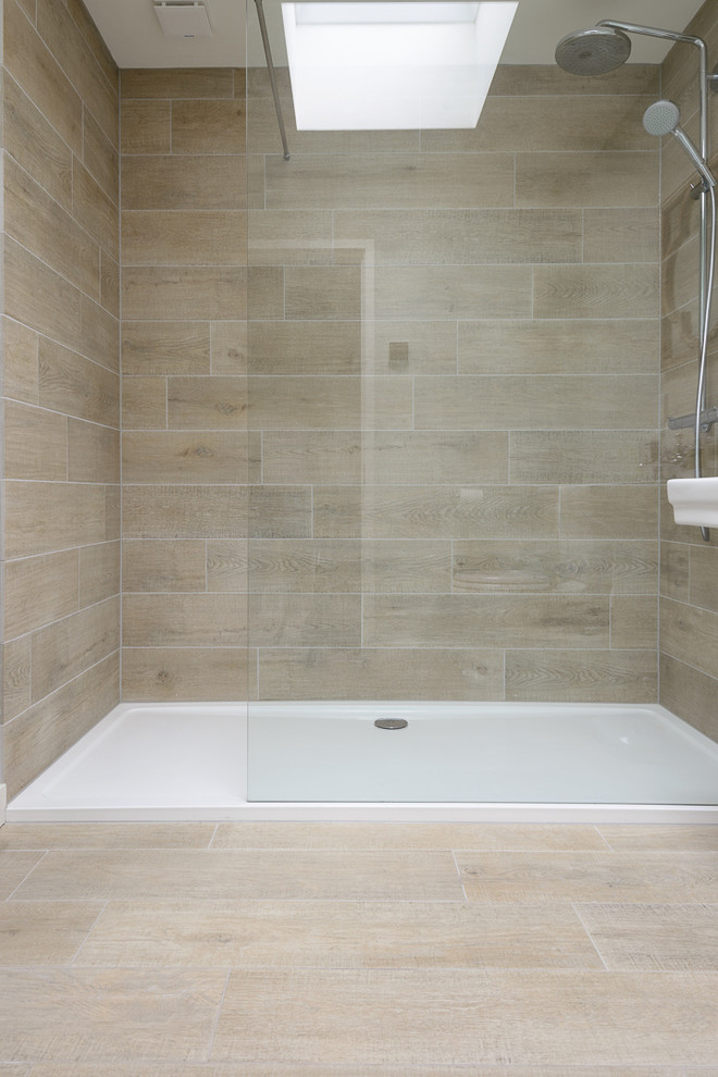 Источник вдохновения для домашнего уюта: ванная комната среднего размера в современном стиле с открытым душем, коричневой плиткой, керамогранитной плиткой, зелеными стенами, полом из керамогранита и душевой кабиной