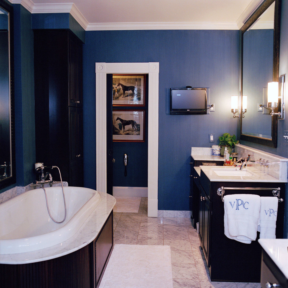 Réalisation d'une grande salle de bain principale tradition en bois foncé avec un lavabo encastré, un plan de toilette en granite, une douche d'angle, un mur bleu et tomettes au sol.