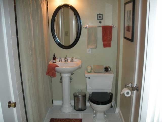 Idéer för att renovera ett mellanstort eklektiskt badrum med dusch, med ett piedestal handfat, möbel-liknande, vita skåp, laminatbänkskiva, en dusch/badkar-kombination, en toalettstol med separat cisternkåpa, vit kakel, keramikplattor, vita väggar och klinkergolv i keramik