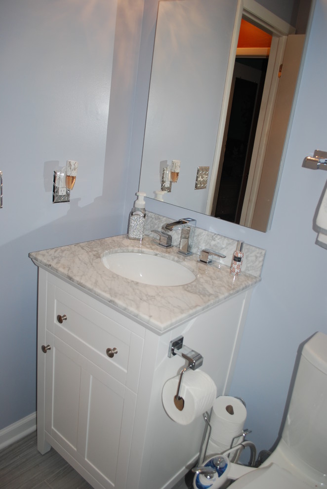 Foto på ett litet badrum för barn, med vita skåp, en dusch/badkar-kombination, en bidé, grå kakel, keramikplattor, blå väggar, klinkergolv i porslin, ett undermonterad handfat, marmorbänkskiva, grått golv och dusch med duschdraperi