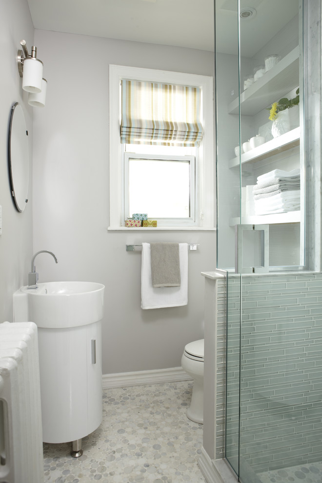 Idée de décoration pour une salle de bain design avec une vasque, une douche d'angle et un carrelage gris.