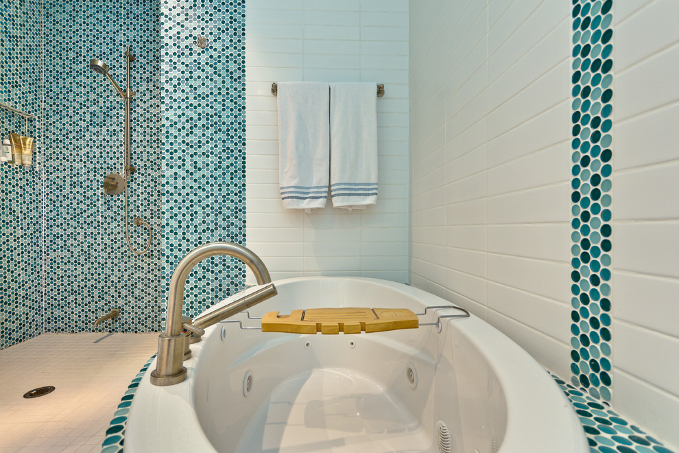 Источник вдохновения для домашнего уюта: главная ванная комната среднего размера в стиле модернизм с фасадами с выступающей филенкой, белыми фасадами, накладной ванной, душем в нише, унитазом-моноблоком, синей плиткой, плиткой мозаикой, синими стенами, полом из керамической плитки, монолитной раковиной, стеклянной столешницей, белым полом и душем с распашными дверями