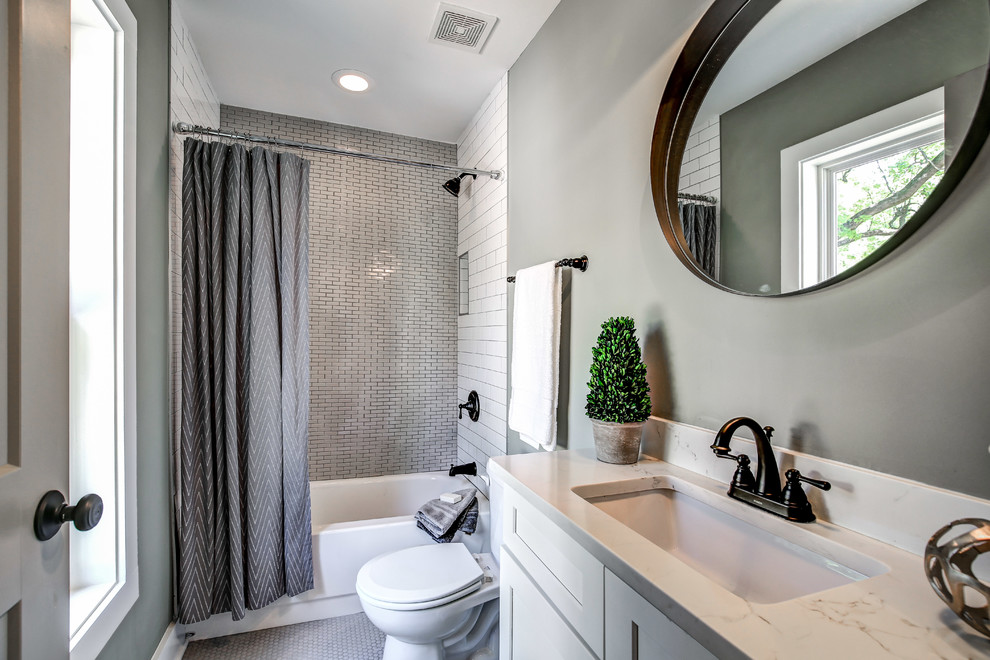 Пример оригинального дизайна: маленькая ванная комната в стиле неоклассика (современная классика) с белыми фасадами, разноцветной плиткой, керамической плиткой, столешницей из искусственного кварца, ванной в нише, душем над ванной, раздельным унитазом, серыми стенами, полом из керамогранита, врезной раковиной, серым полом и шторкой для ванной для на участке и в саду
