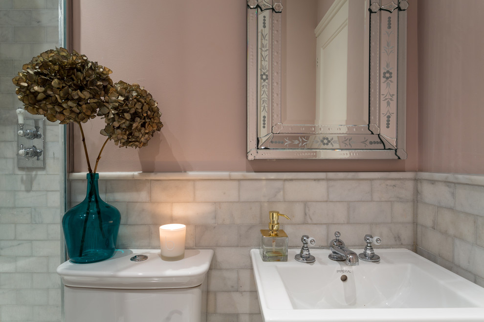 ロンドンにある小さなトランジショナルスタイルのおしゃれなバスルーム (浴槽なし) (一体型トイレ	、白いタイル、石タイル、ピンクの壁、モザイクタイル、コンソール型シンク) の写真