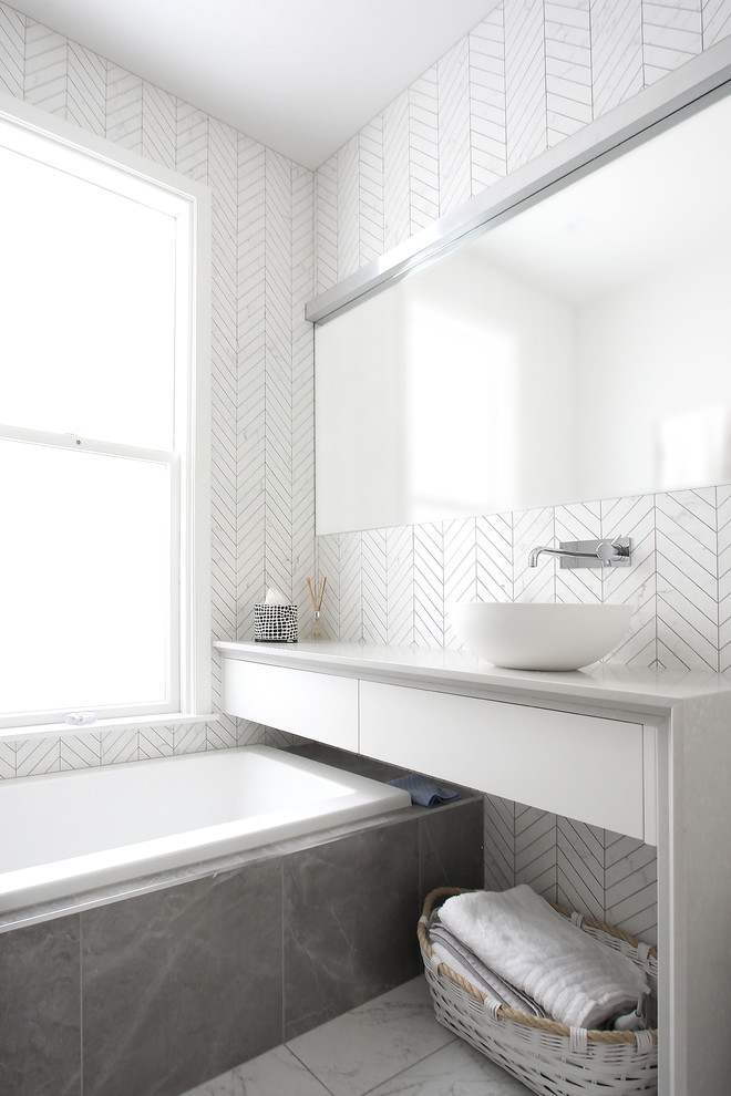 Kleines Klassisches Badezimmer mit Schrankfronten mit vertiefter Füllung, weißen Schränken, Keramikfliesen und Granit-Waschbecken/Waschtisch in Wellington