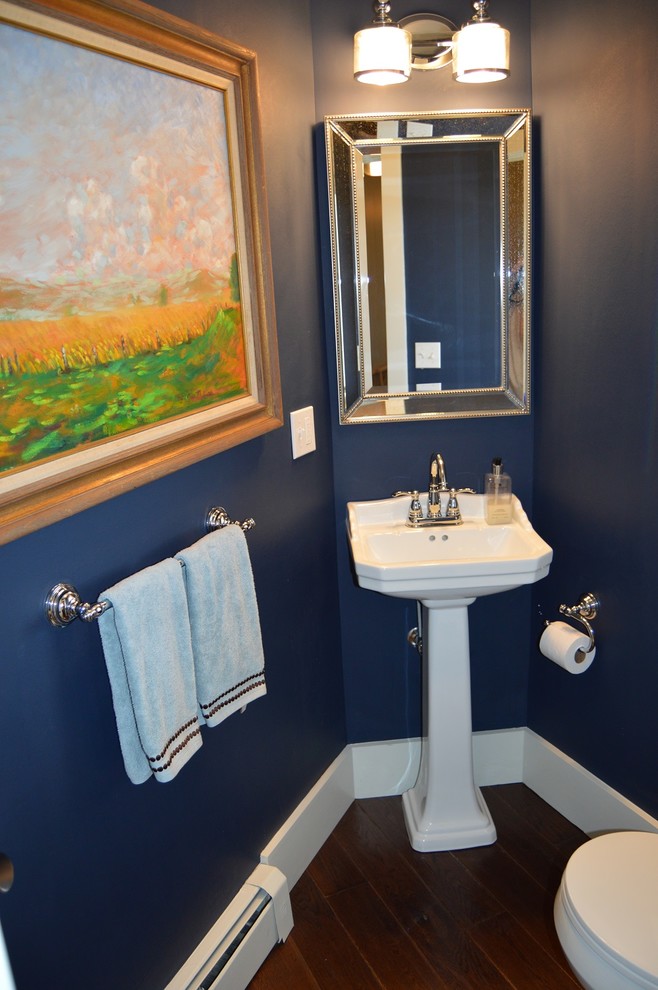 Свежая идея для дизайна: маленькая ванная комната в классическом стиле с унитазом-моноблоком, синими стенами, темным паркетным полом, душевой кабиной, раковиной с пьедесталом и коричневым полом для на участке и в саду - отличное фото интерьера