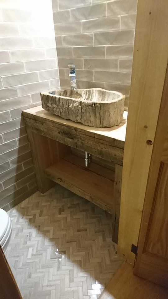 Foto de cuarto de baño rústico pequeño con armarios con paneles empotrados, paredes grises, aseo y ducha y lavabo sobreencimera