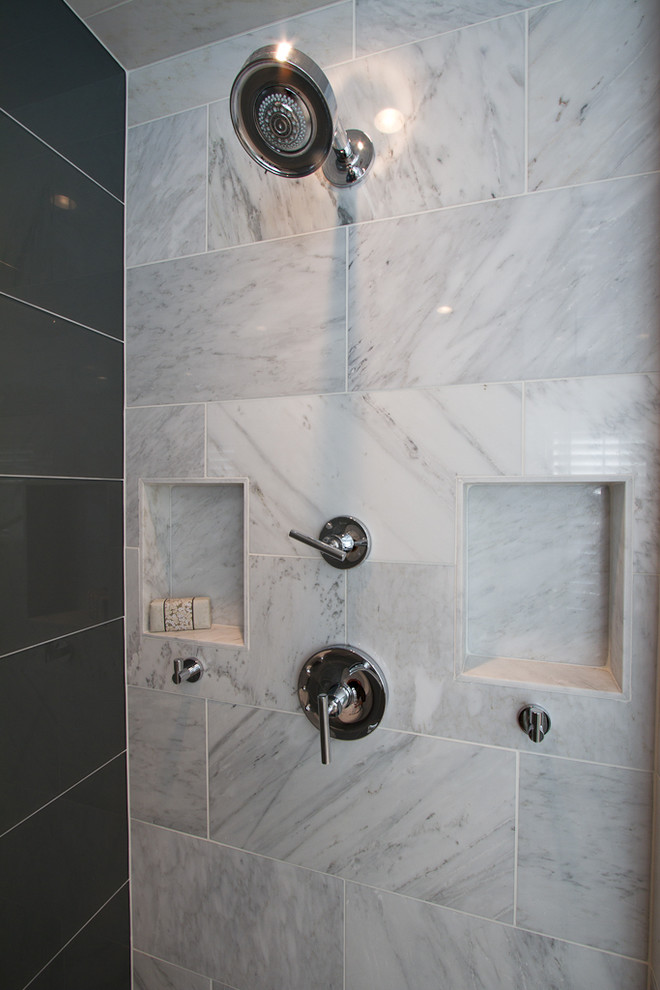На фото: большая главная ванная комната в стиле модернизм с фасадами в стиле шейкер, отдельно стоящей ванной, душем в нише, раздельным унитазом, серой плиткой, стеклянной плиткой, серыми стенами, мраморным полом, настольной раковиной, столешницей из искусственного кварца, белым полом, душем с распашными дверями и темными деревянными фасадами