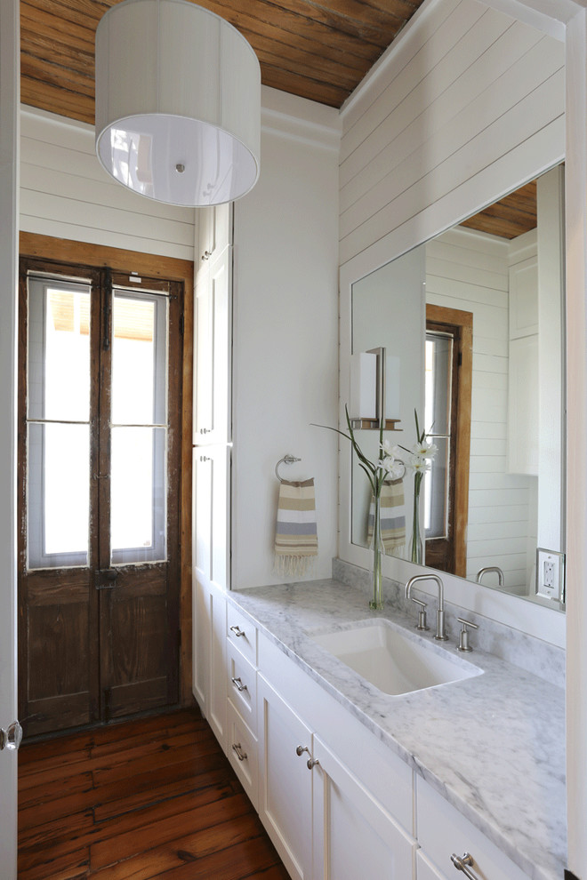 Idee per una stanza da bagno design con ante in stile shaker e top in marmo