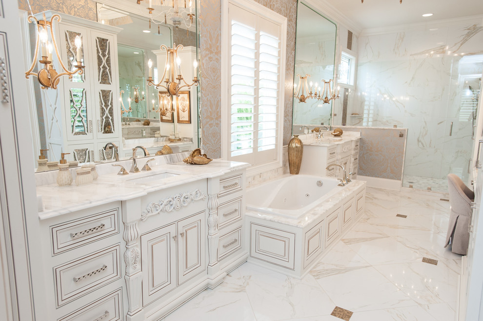 Idées déco pour une salle de bain principale classique avec un placard avec porte à panneau encastré, des portes de placard blanches, une baignoire posée, une douche d'angle, un carrelage blanc, des carreaux de céramique, un mur beige, un sol en marbre, un lavabo posé et un plan de toilette en granite.