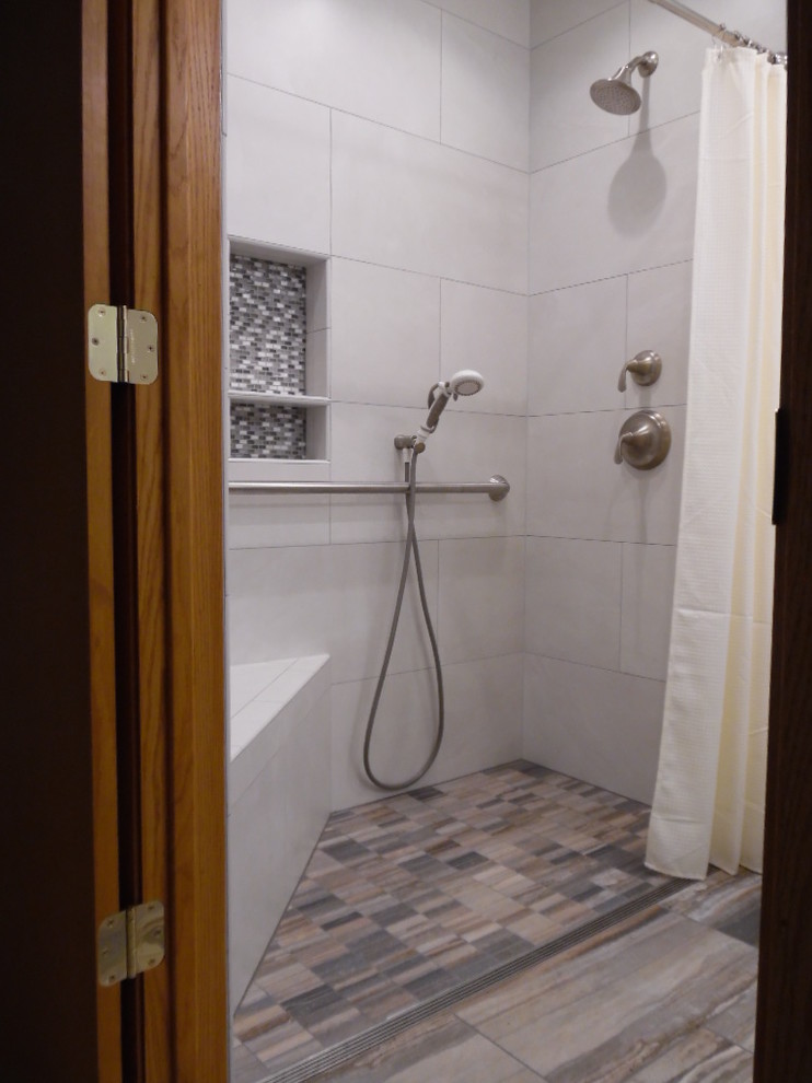 Cette image montre une petite salle de bain traditionnelle avec une douche à l'italienne, un urinoir, un carrelage blanc, des carreaux de porcelaine, un mur gris, un sol en carrelage de porcelaine, un lavabo intégré, un plan de toilette en surface solide, un sol multicolore et un plan de toilette blanc.