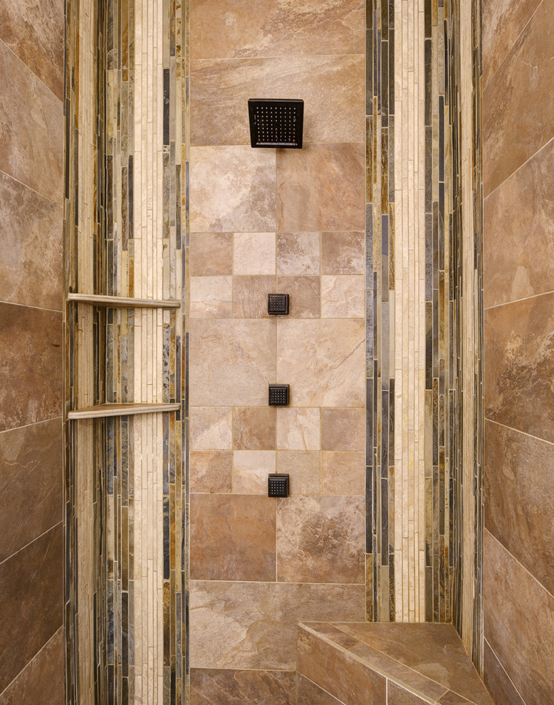 Großes Klassisches Badezimmer En Suite mit Duschnische, beigen Fliesen, Keramikfliesen und Keramikboden in Milwaukee