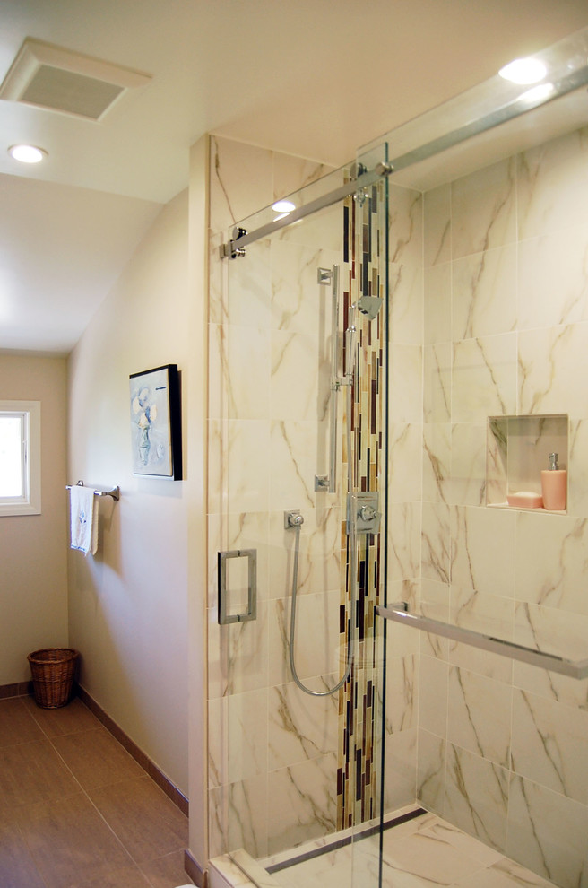 Imagen de cuarto de baño infantil clásico renovado grande con ducha empotrada, baldosas y/o azulejos multicolor y paredes beige